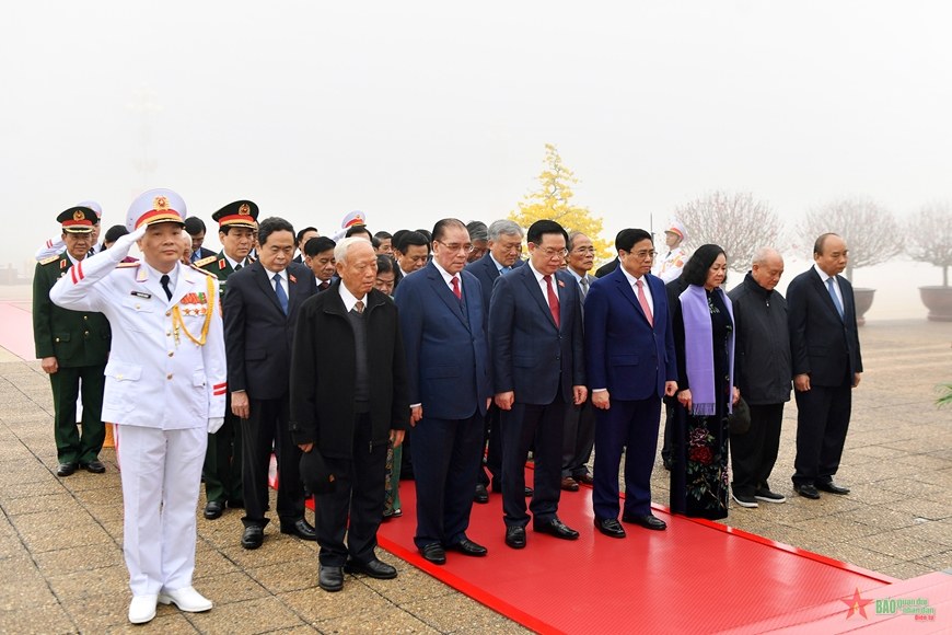 Lãnh đạo Đảng, Nhà nước, Quân đội vào Lăng viếng Chủ tịch Hồ Chí Minh, tưởng niệm các Anh hùng liệt sĩ